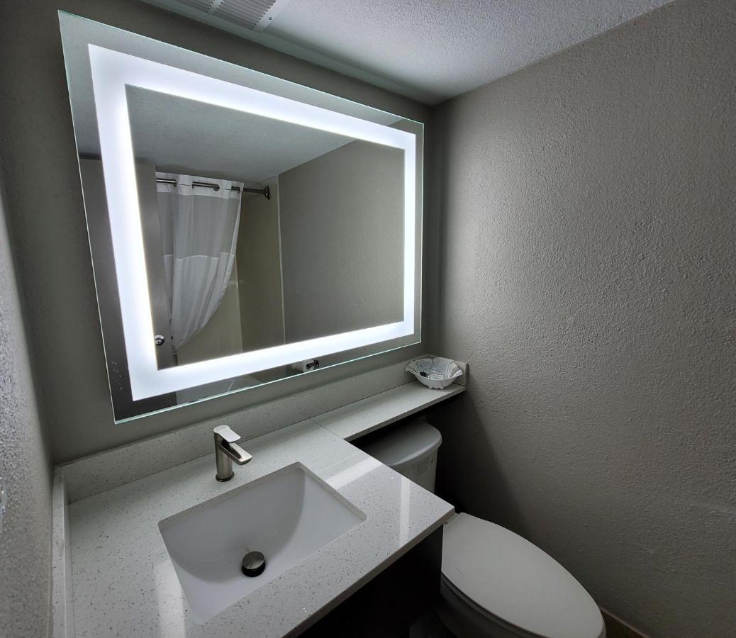 ホテル Wingate By Wyndham Wichita Airport エクステリア 写真