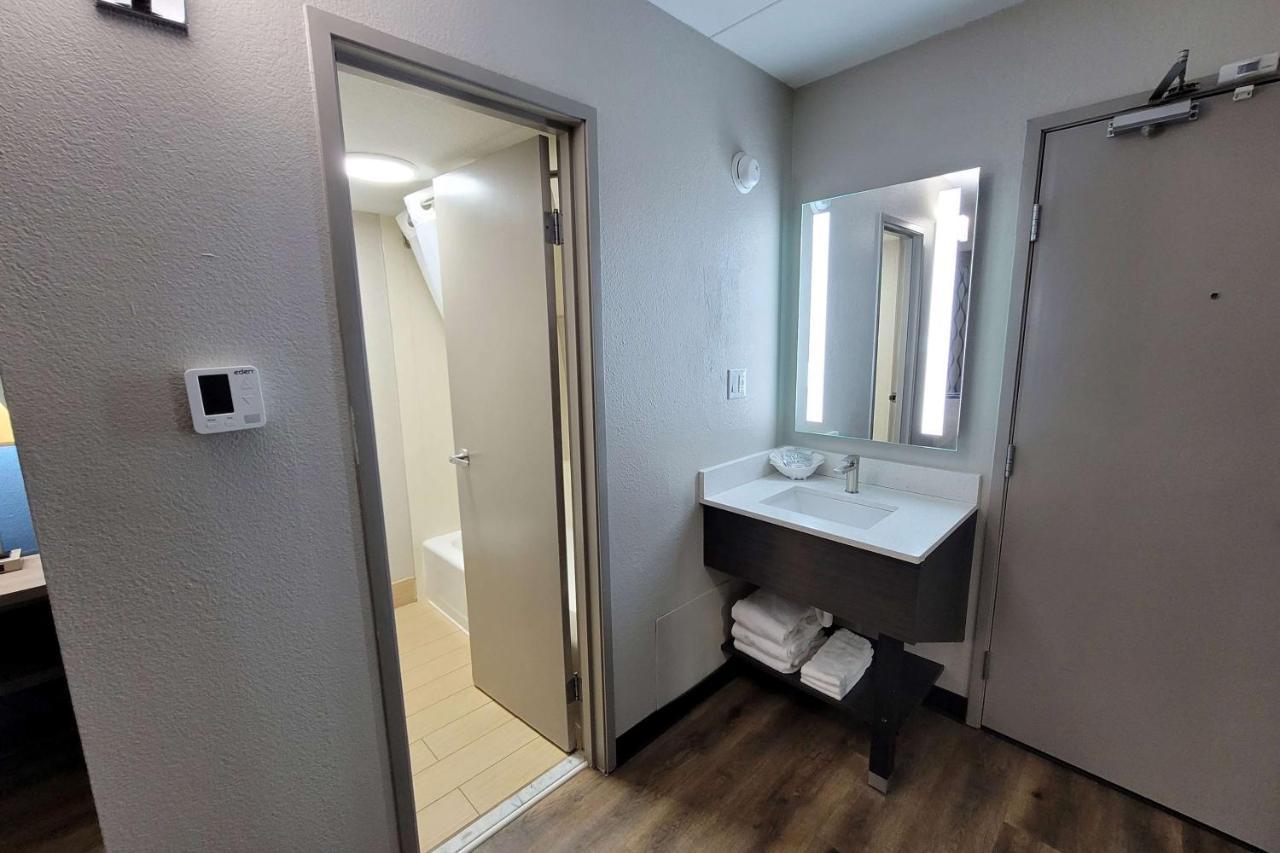 ホテル Wingate By Wyndham Wichita Airport エクステリア 写真
