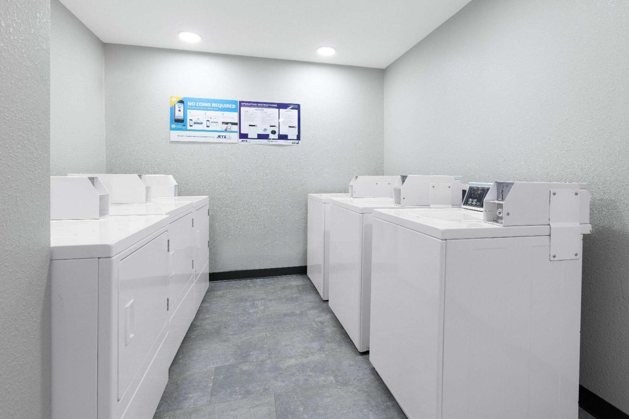 ホテル Wingate By Wyndham Wichita Airport エクステリア 写真