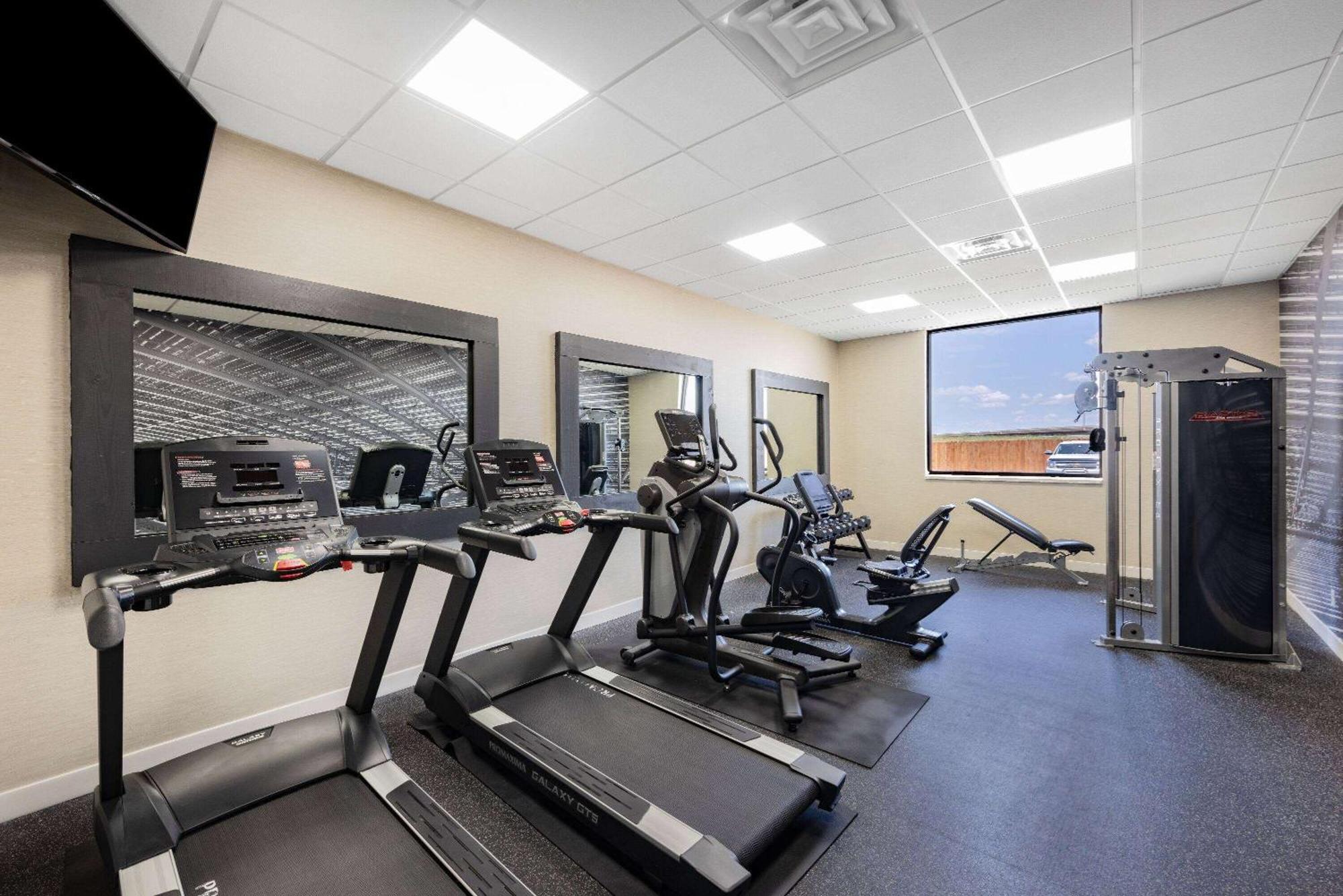ホテル Wingate By Wyndham Wichita Airport エクステリア 写真