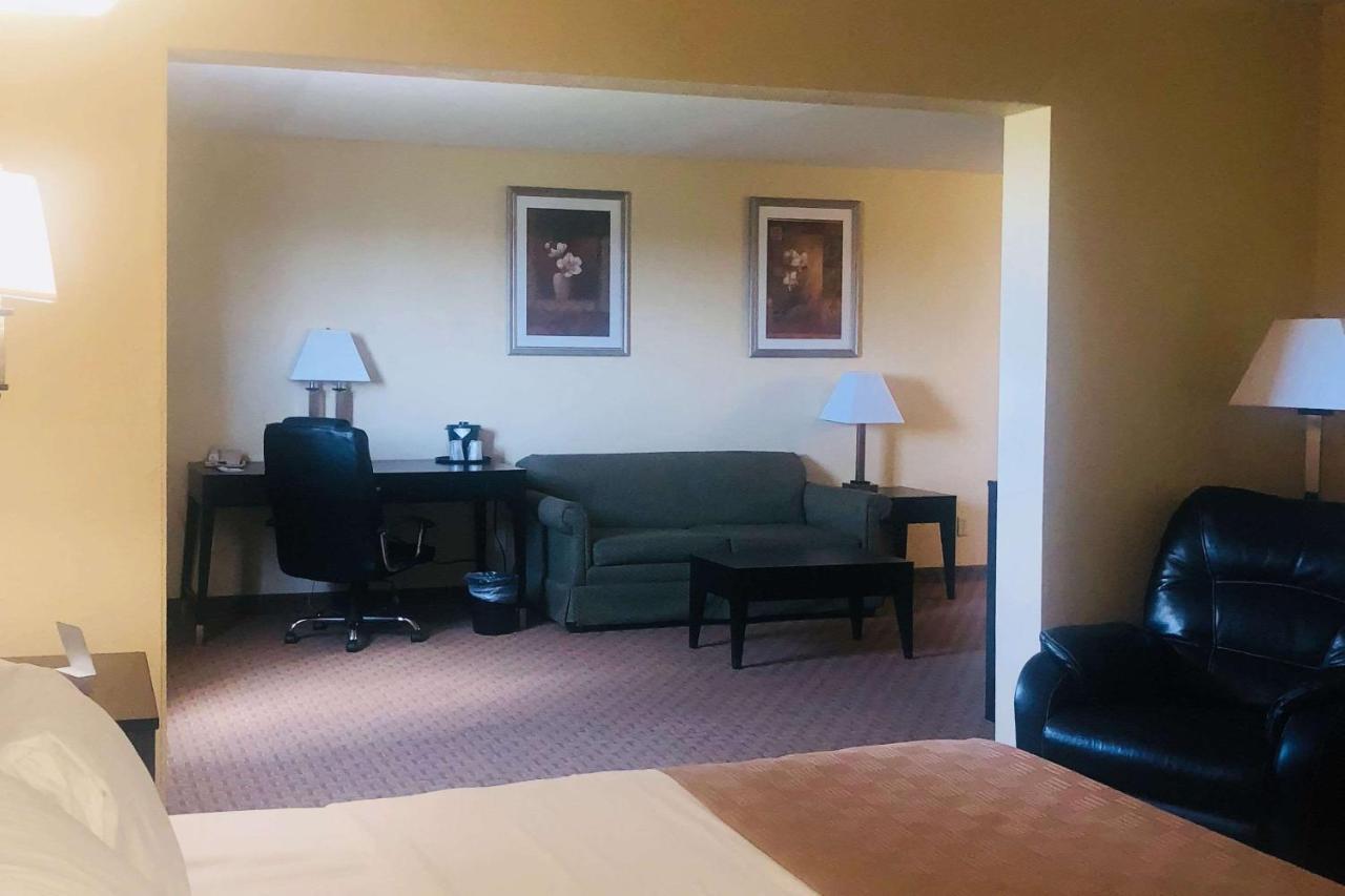 ホテル Wingate By Wyndham Wichita Airport エクステリア 写真