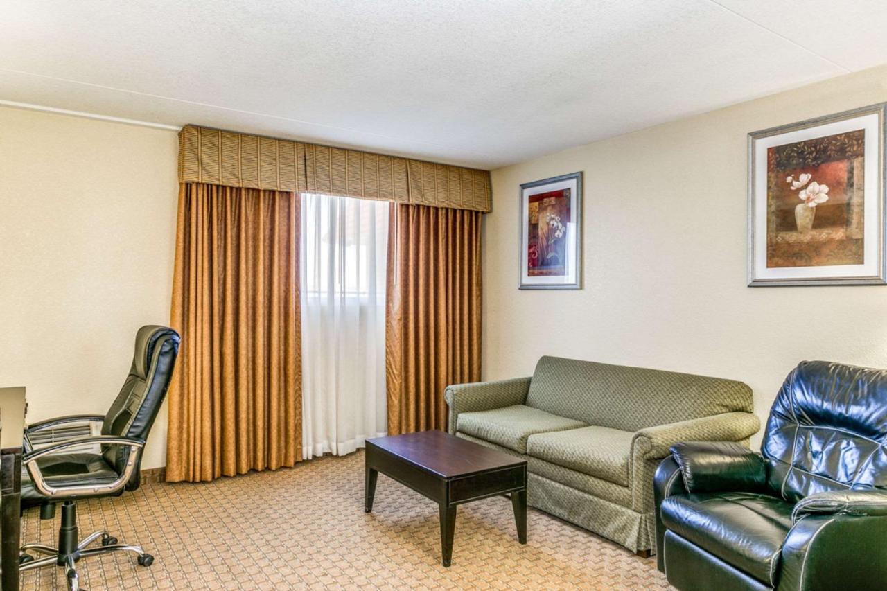 ホテル Wingate By Wyndham Wichita Airport エクステリア 写真
