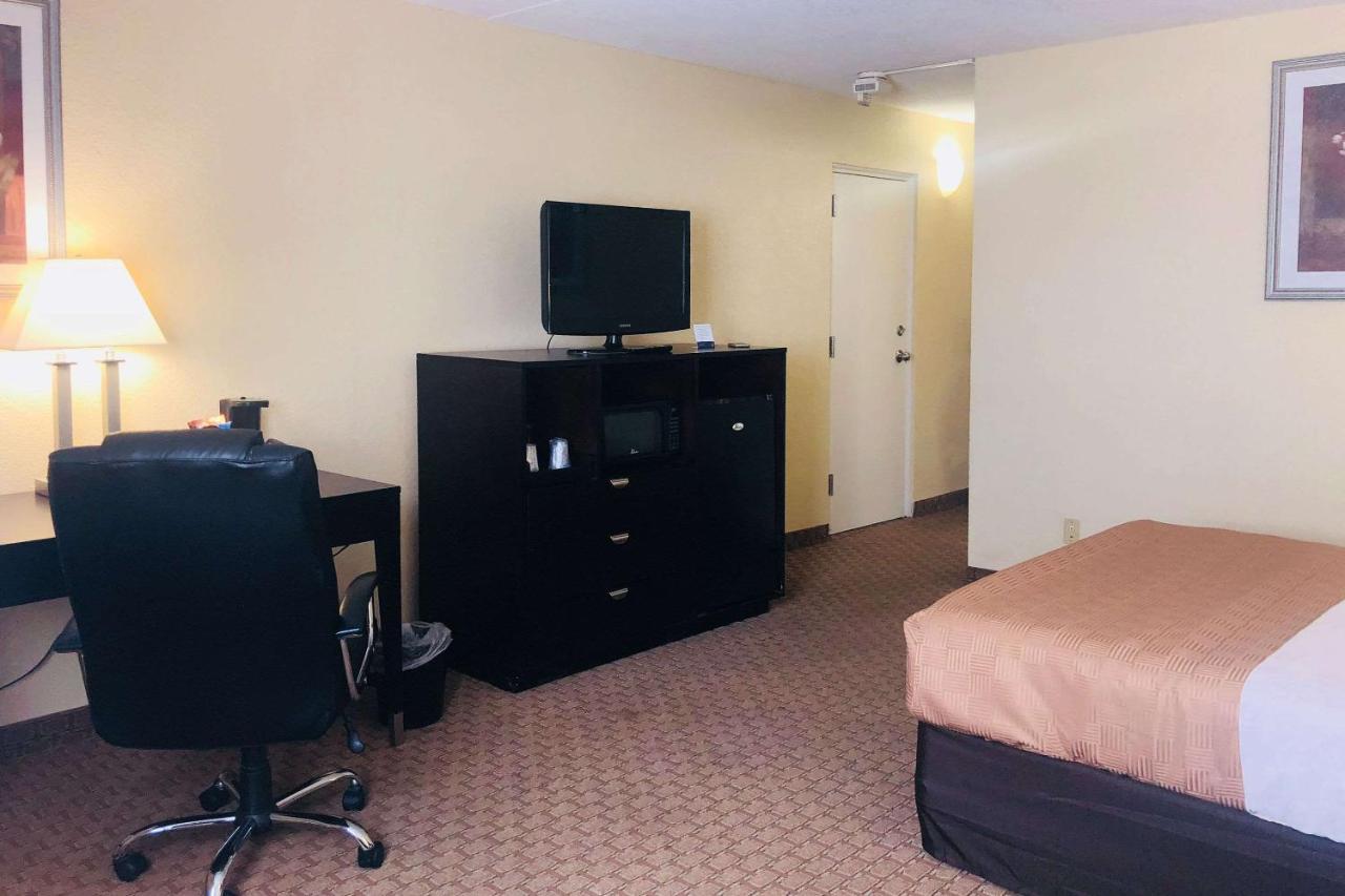 ホテル Wingate By Wyndham Wichita Airport エクステリア 写真